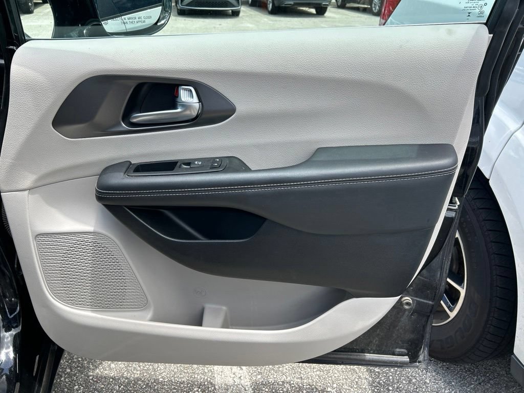 Used 2024 Chrysler Pacifica Touring-L FWD image 38