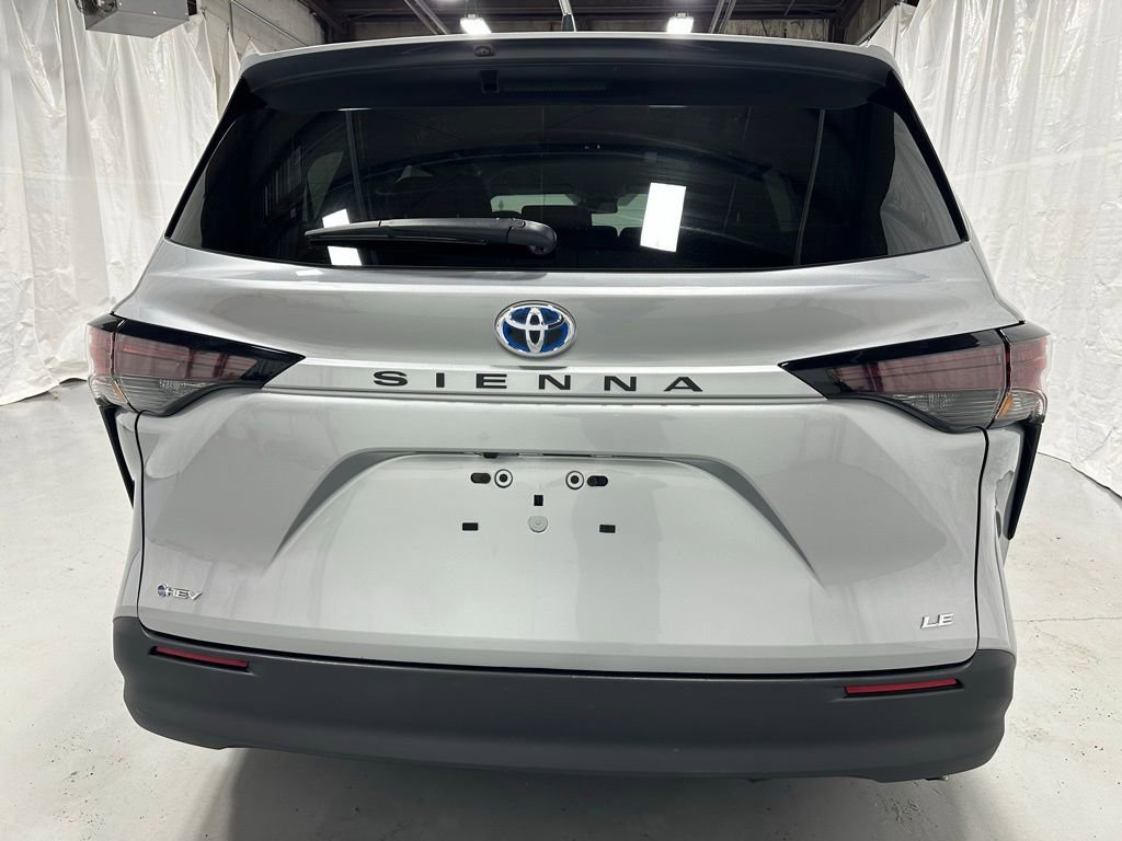 Used 2025 Toyota Sienna LE image 6