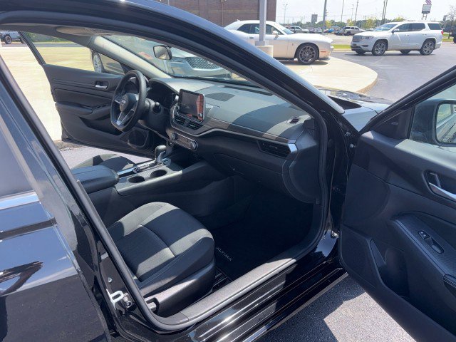 Used 2025 Nissan Altima 2.5 SV FWD image 15