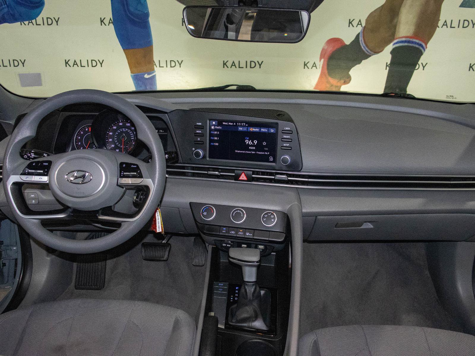 Used 2022 Hyundai Elantra SE w/ Preferred Accessory Package image 3