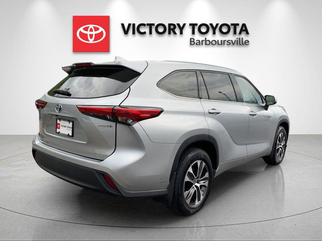 Used 2021 Toyota Highlander XLE AWD/4WD image 7