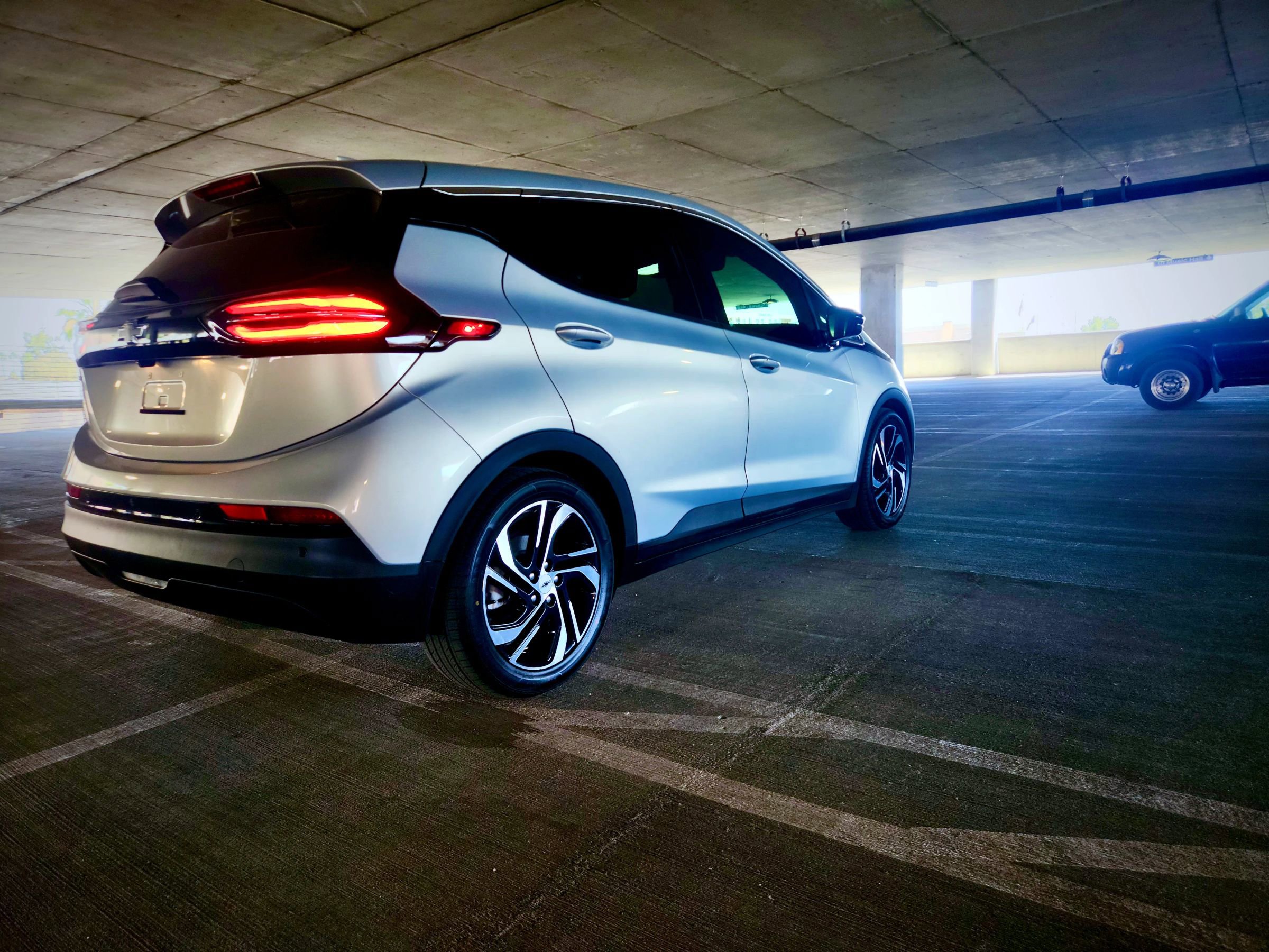 Used 2023 Chevrolet Bolt LT w/ Infotainment Package FWD image 6