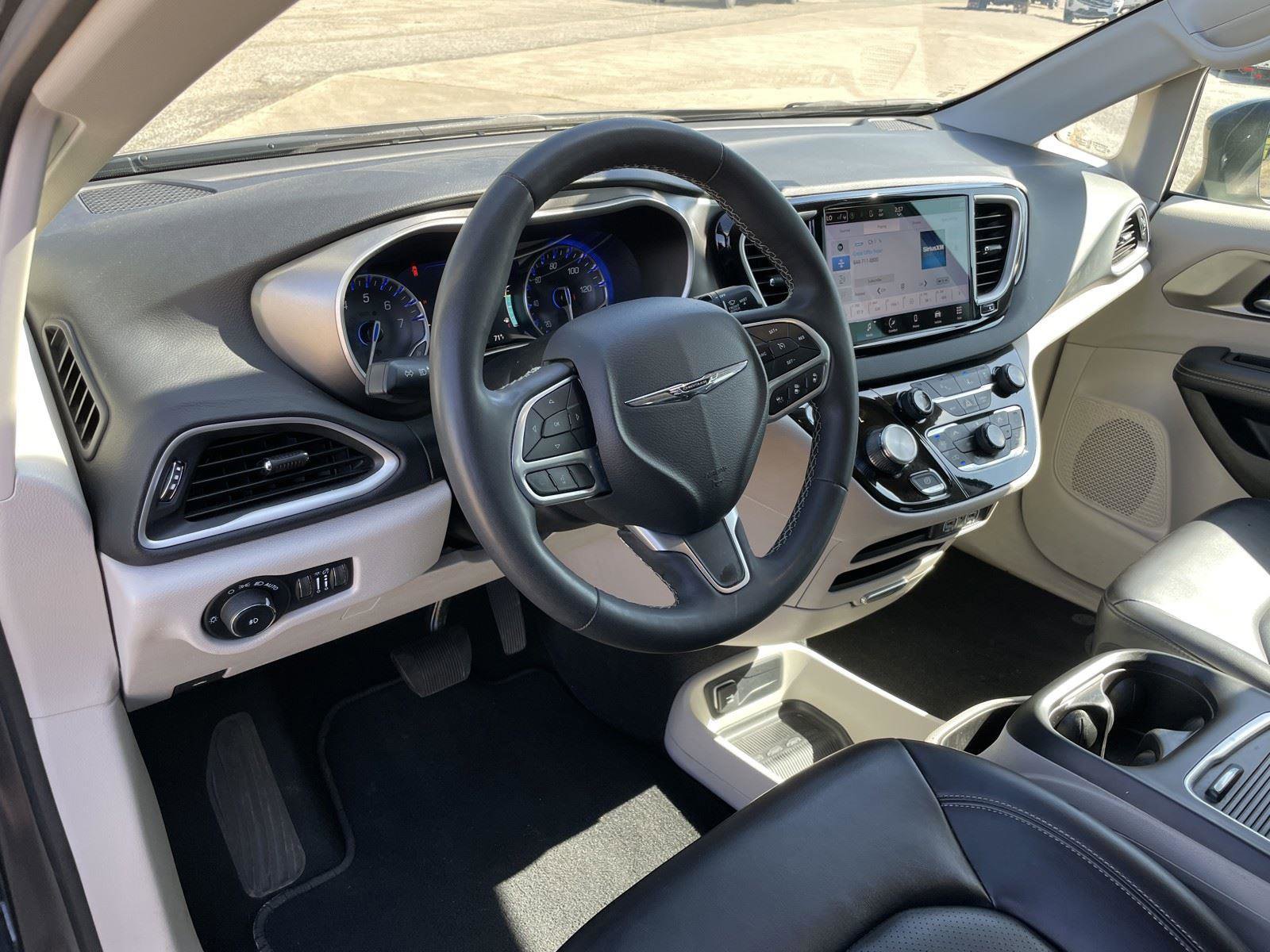 Used 2023 Chrysler Pacifica Touring-L image 14