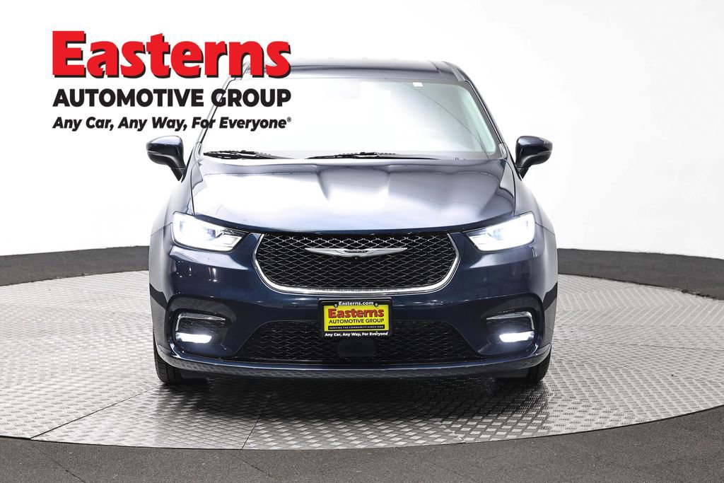 Used 2023 Chrysler Pacifica Touring-L image 2