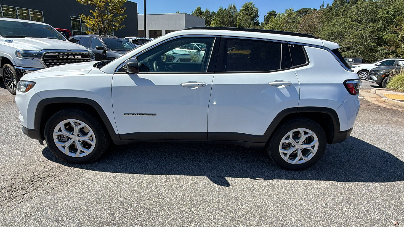Used 2024 Jeep Compass Latitude AWD/4WD image 11