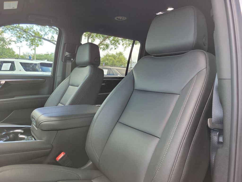Used 2026 Chevrolet Suburban LT RWD image 18