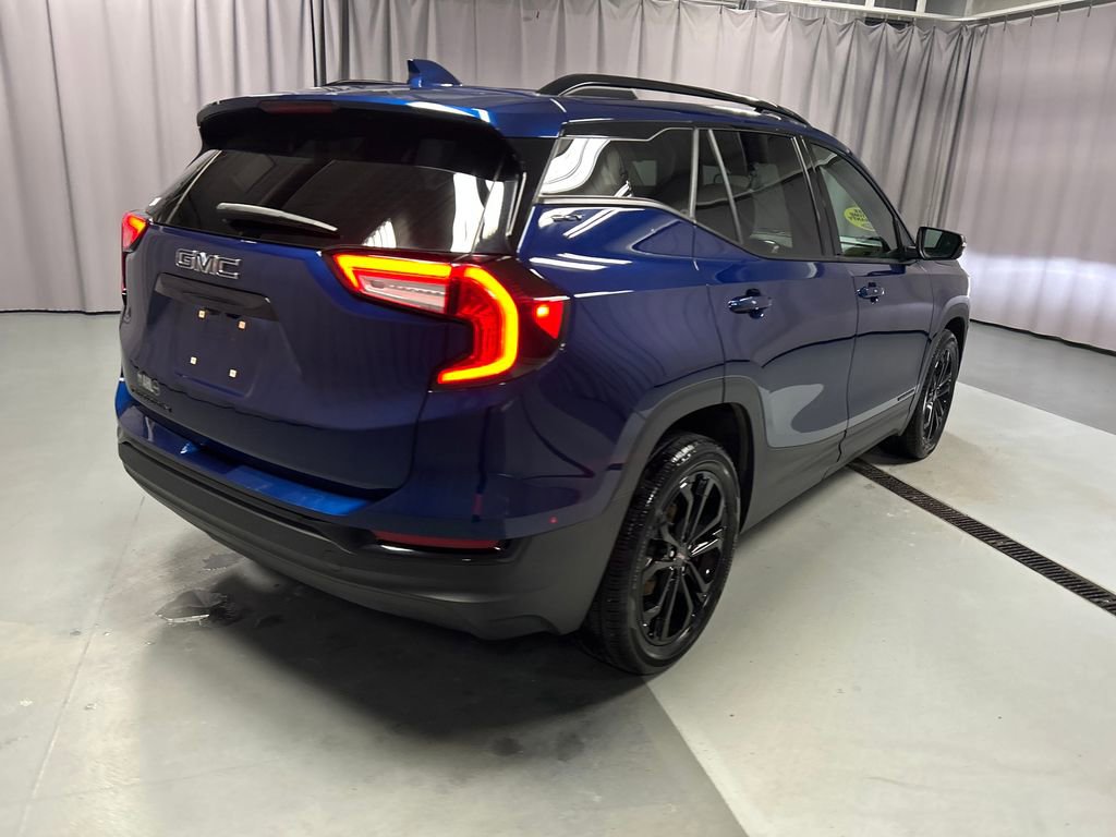 Used 2022 GMC Terrain SLT w/ Elevation Edition image 7