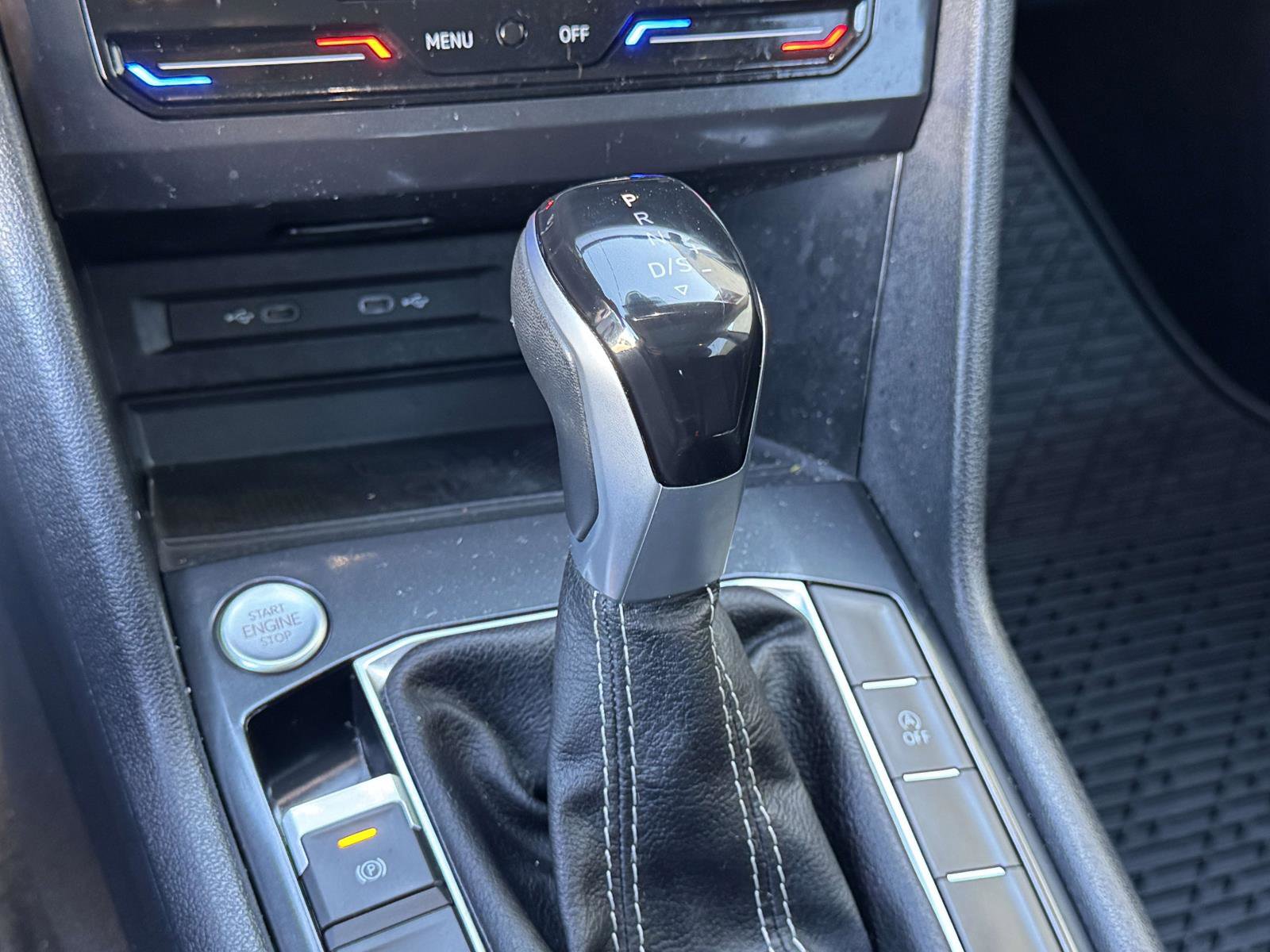 Used 2024 Volkswagen Tiguan SE w/ Panoramic Sunroof Package image 19