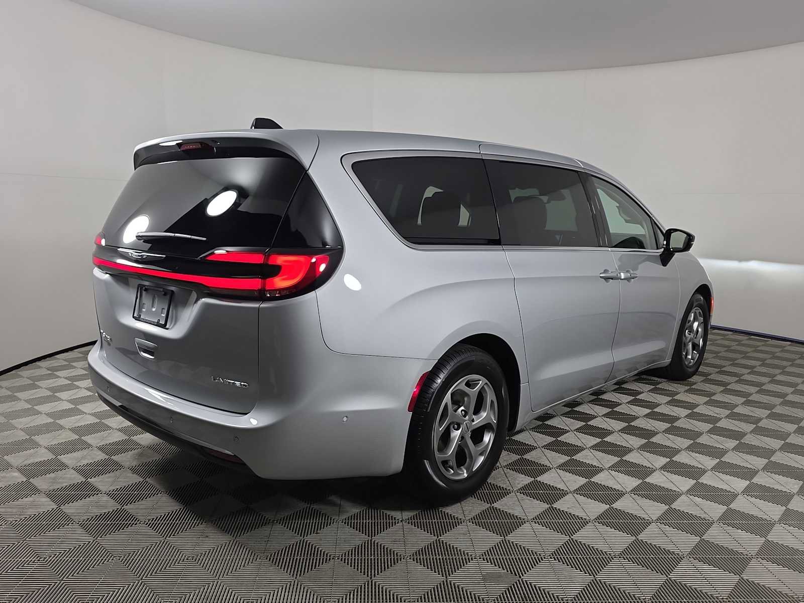 Used 2024 Chrysler Pacifica Limited image 8