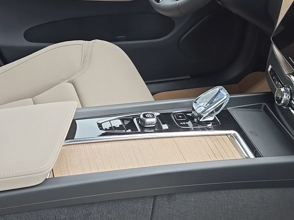 New 2026 Volvo XC60 B5 Plus w/ Protection Package Premier AWD/4WD image 9