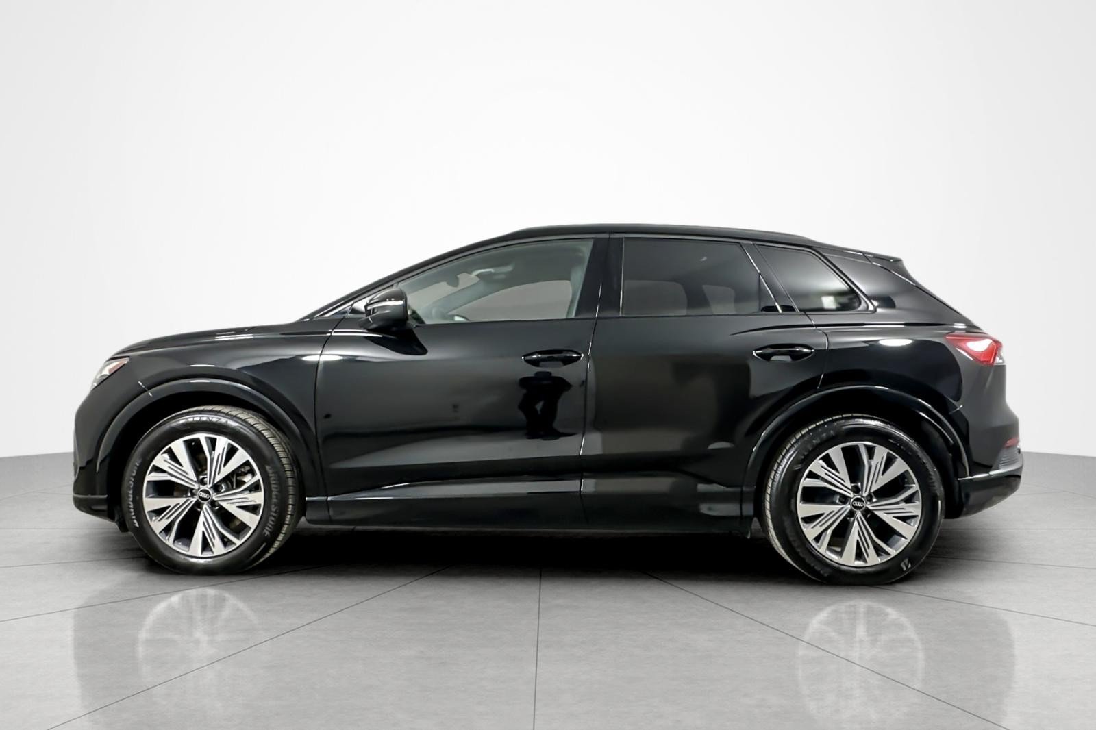 Used 2025 Audi Q4 e-tron Premium w/ Convenience Package RWD image 2