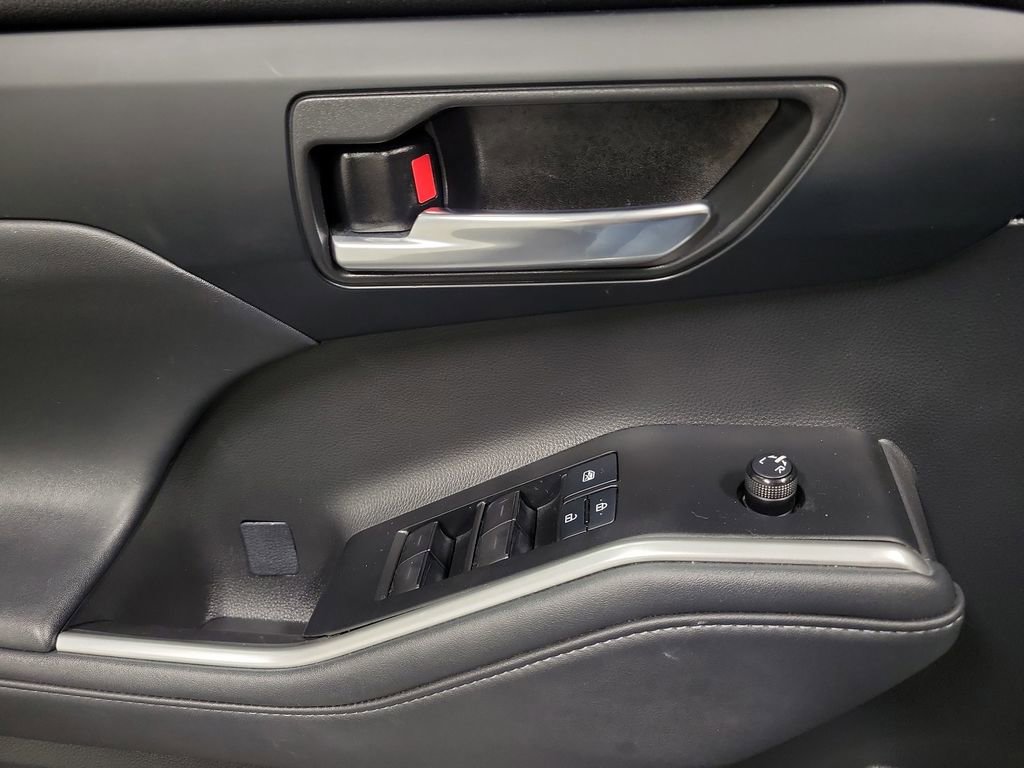 Used 2021 Toyota Highlander XLE image 19