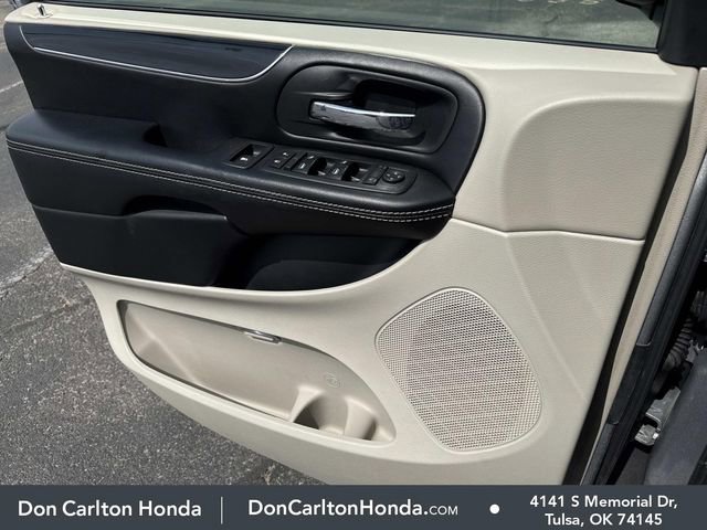 Used 2019 Dodge Grand Caravan SXT image 16