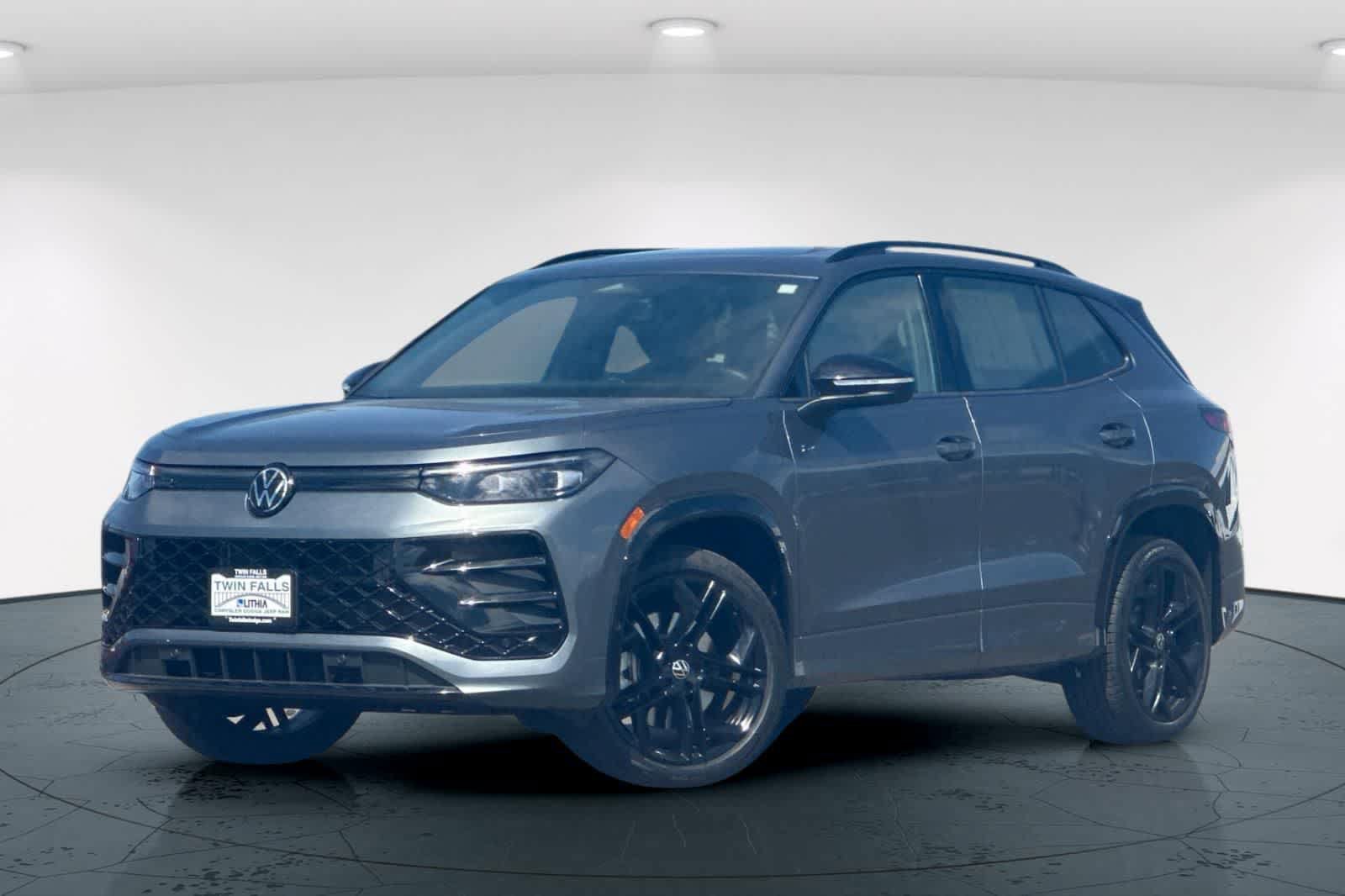 Used 2025 Volkswagen Tiguan SE R-Line AWD/4WD image 1