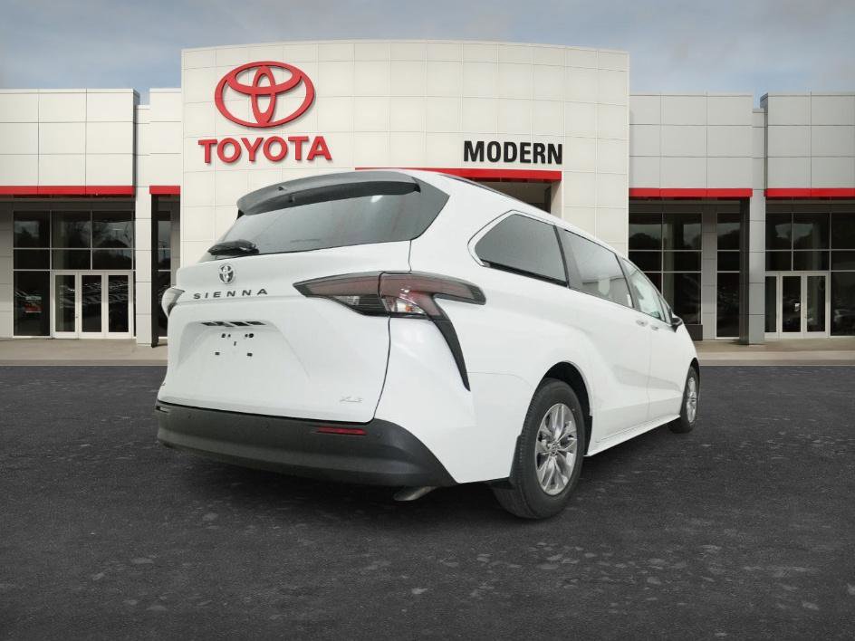 New 2026 Toyota Sienna XLE FWD image 3