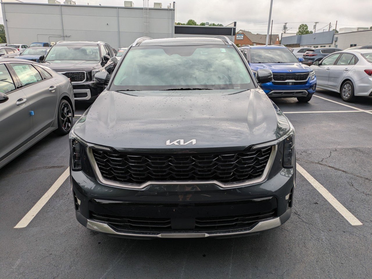 Used 2024 Kia Sorento EX w/ Panoramic Sunroof Package FWD image 2