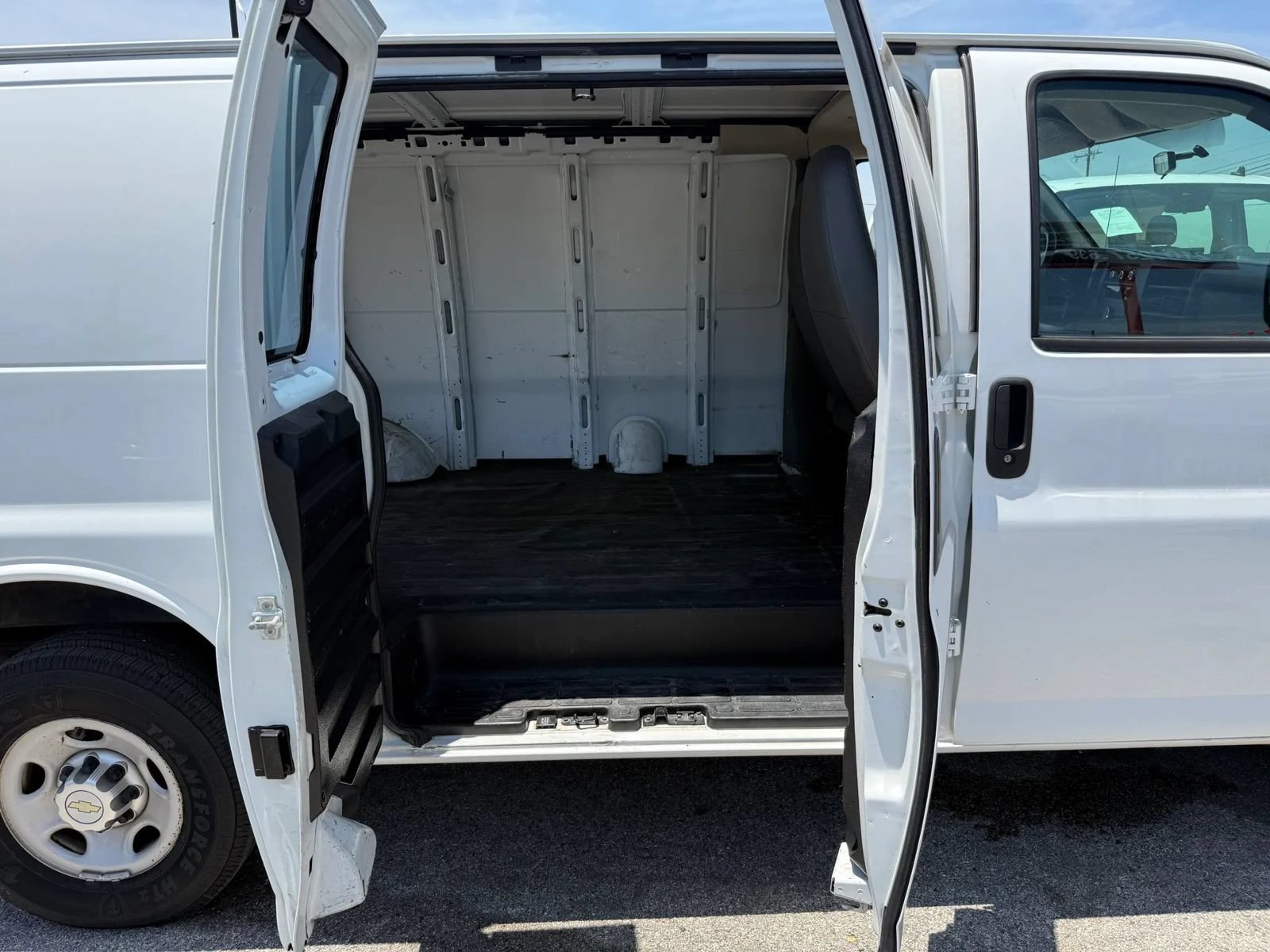 Used 2013 Chevrolet Express 2500 RWD image 18