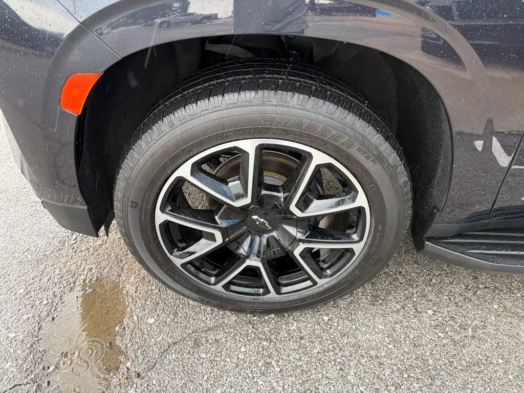 Used 2022 Chevrolet Suburban RST w/ Luxury Package AWD/4WD image 9
