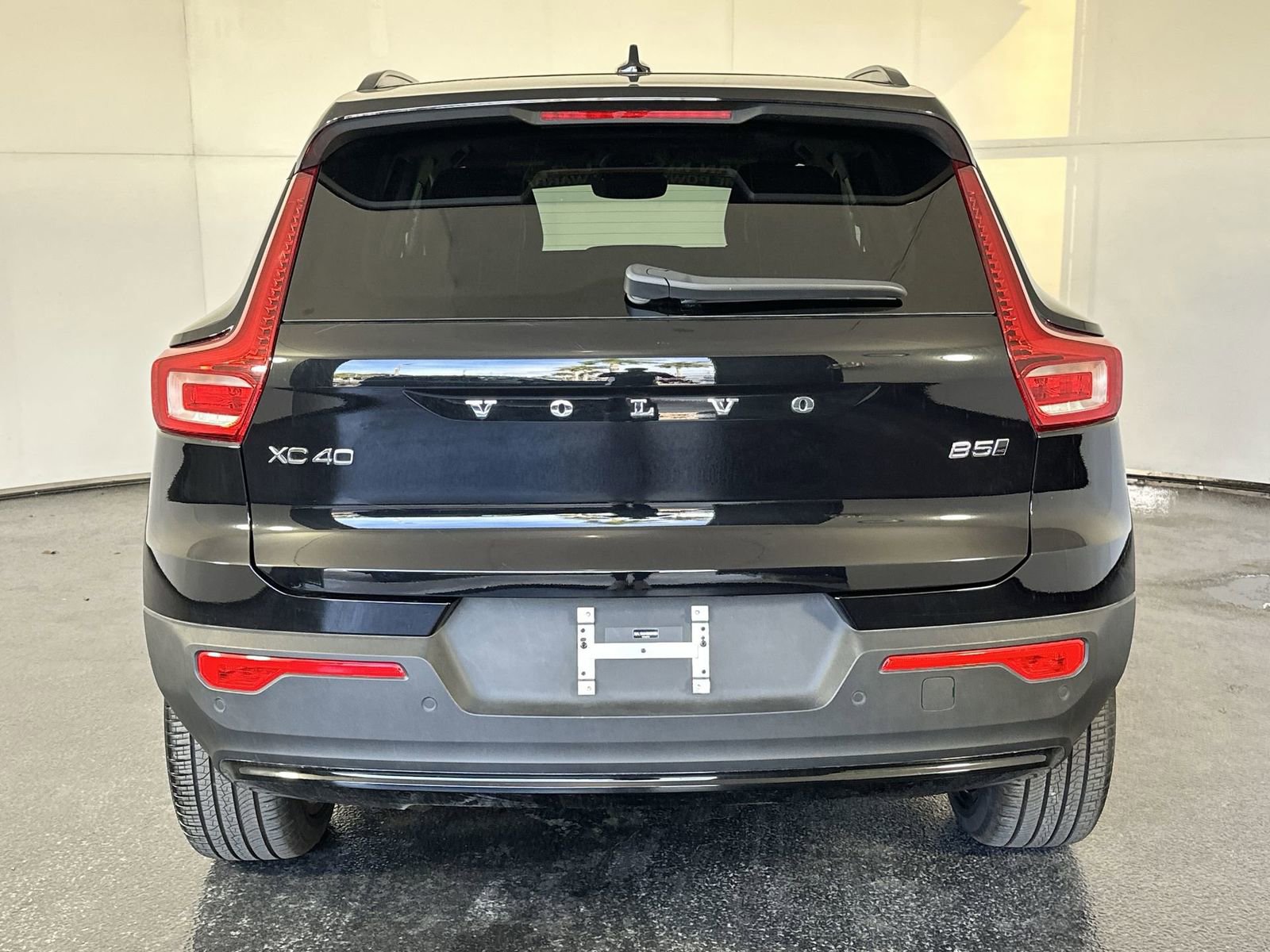 Used 2025 Volvo XC40 B5 Plus image 7