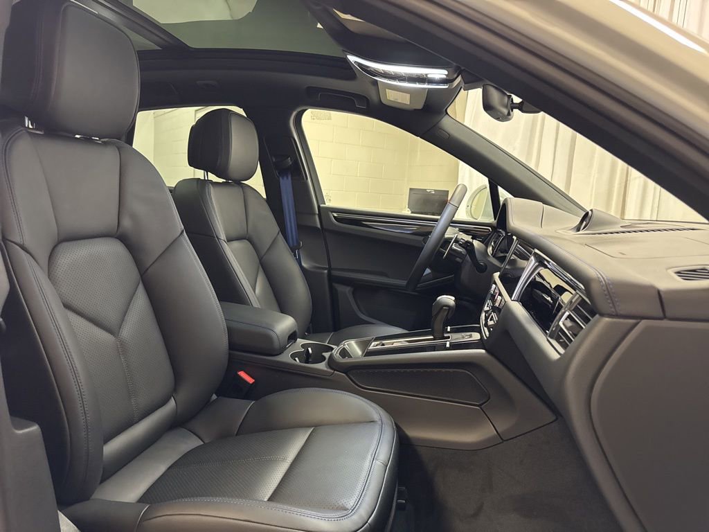Certified 2026 Porsche Macan AWD/4WD image 31