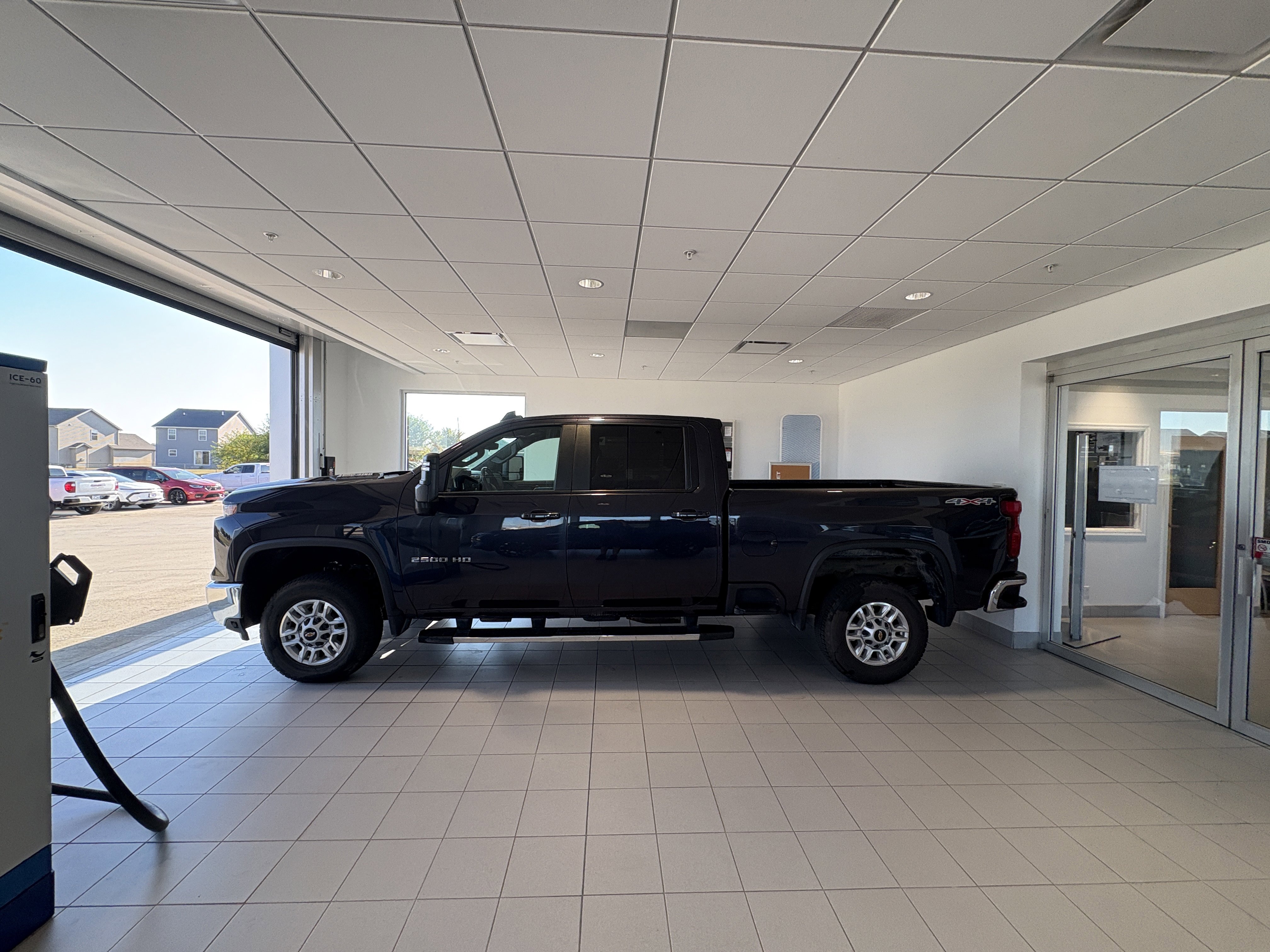 Used 2024 Chevrolet Silverado 2500 LT image 2