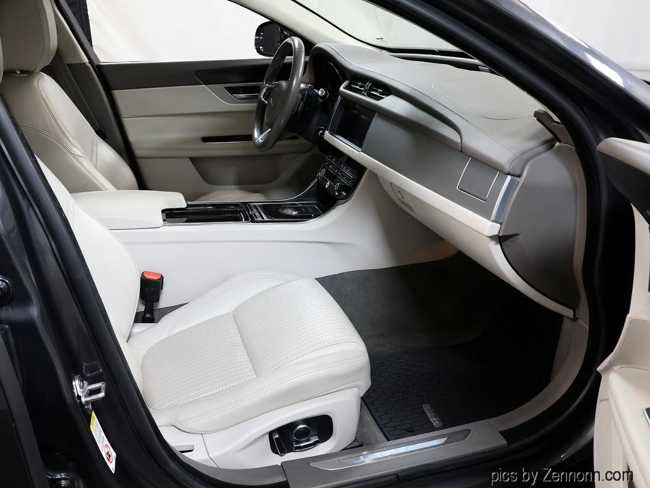 Used 2020 Jaguar XF Prestige image 33