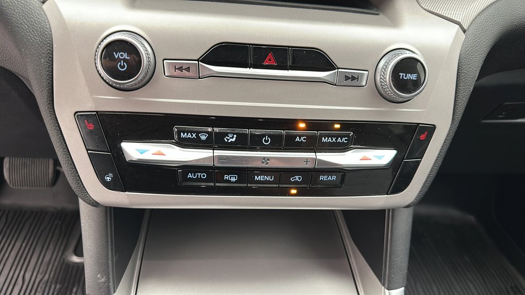 Used 2023 Ford Explorer XLT w/ Equipment Group 202A AWD/4WD image 18