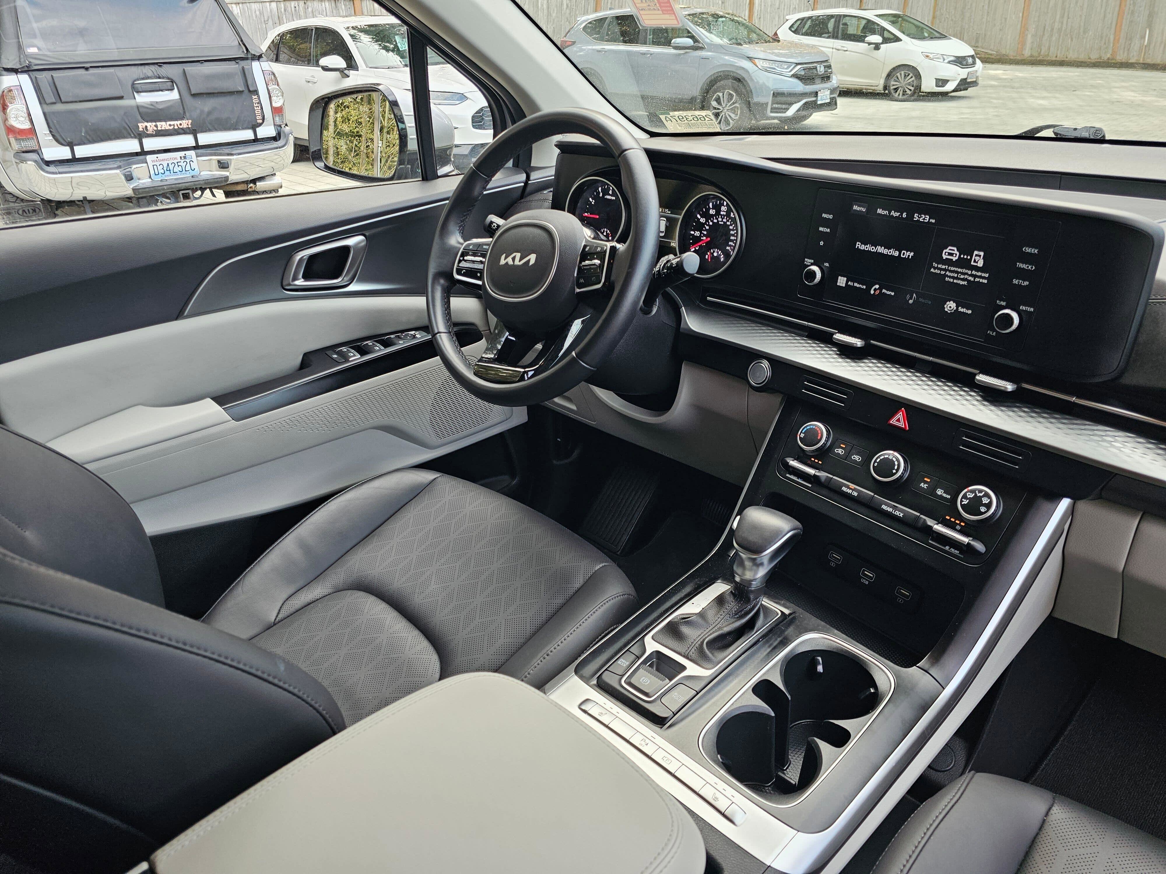 Used 2022 Kia Carnival LX FWD image 10
