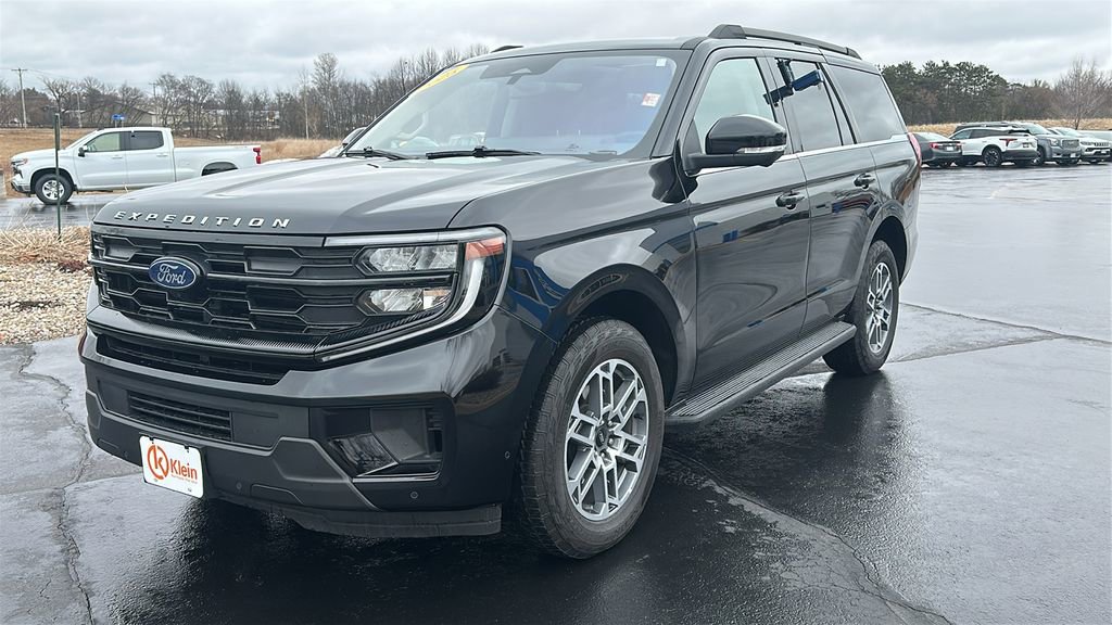 Used 2025 Ford Expedition Active AWD/4WD image 3