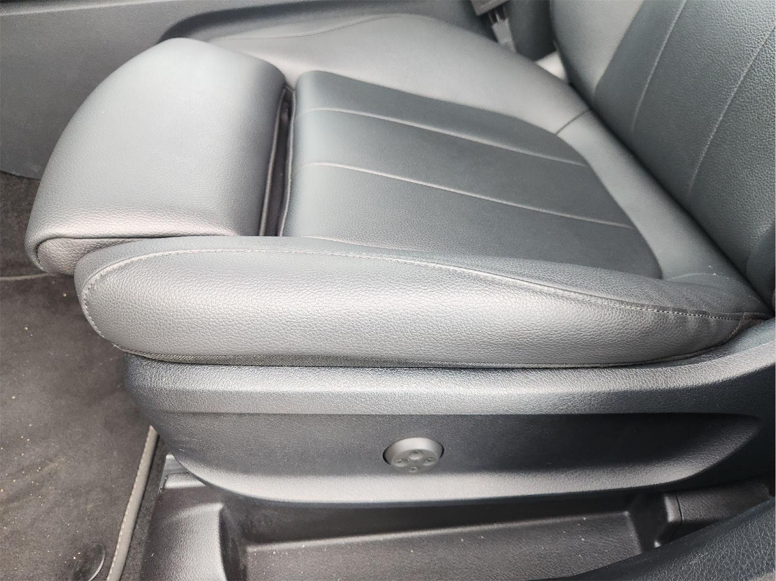 Used 2023 Mercedes-Benz GLB 250 4MATIC w/ Premium Package image 23