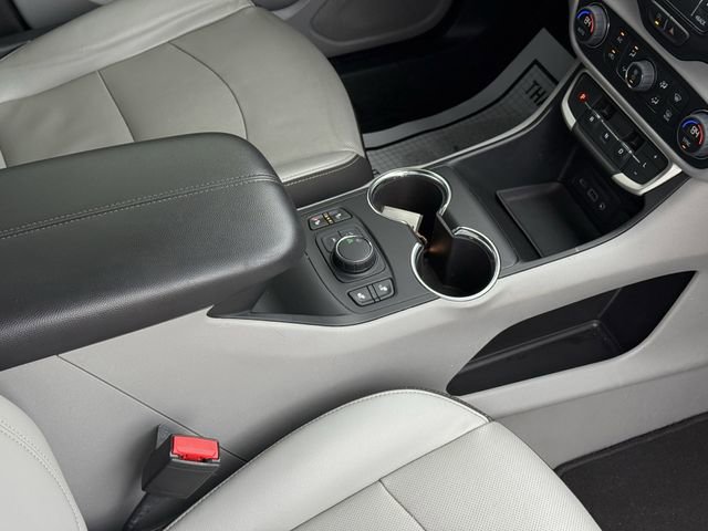 Used 2023 GMC Terrain SLT image 17