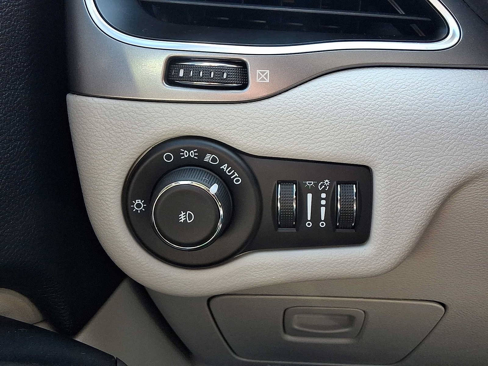 Used 2021 Jeep Cherokee Latitude Plus AWD/4WD image 25