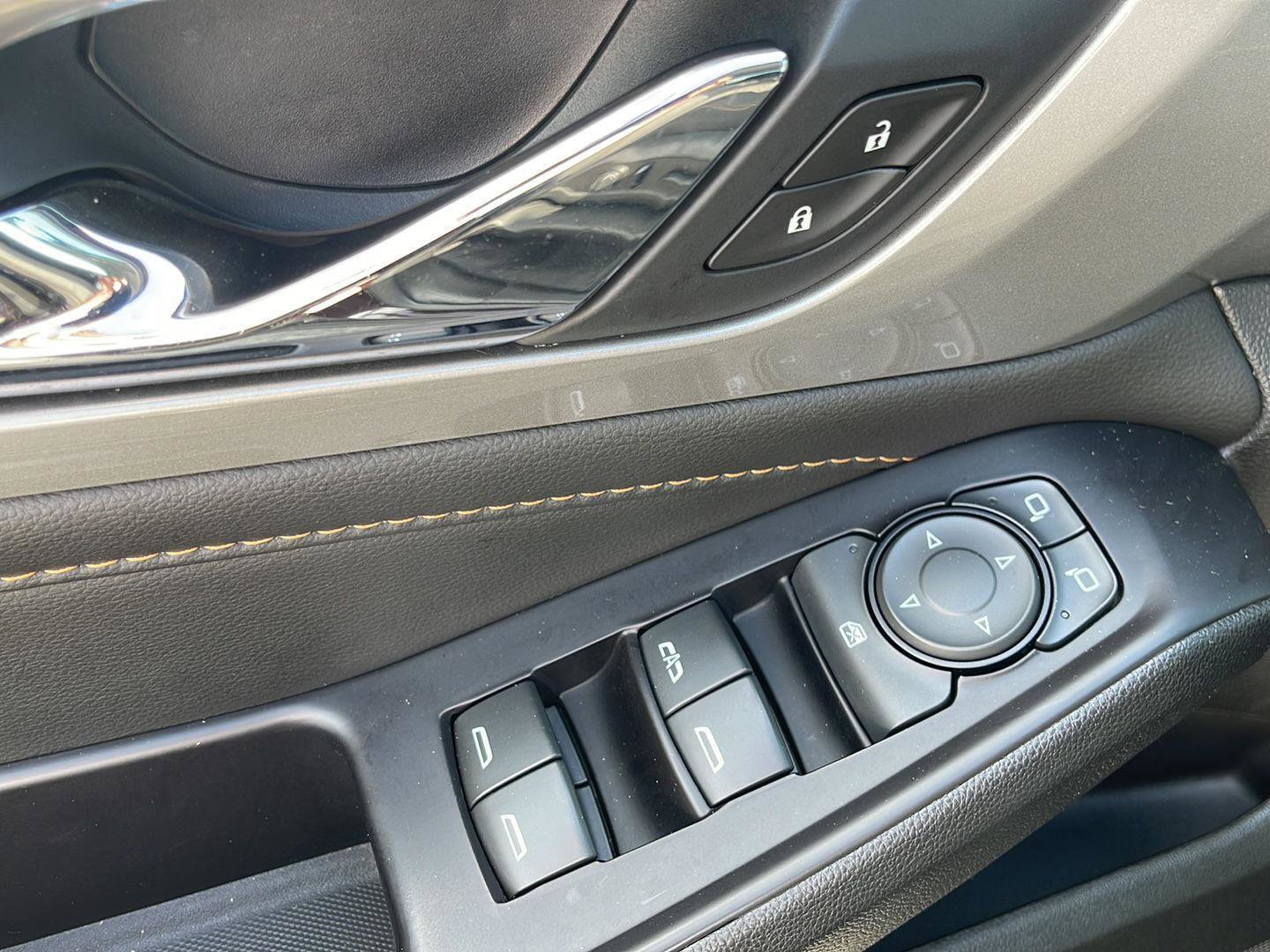 Used 2020 Chevrolet Traverse LT image 14