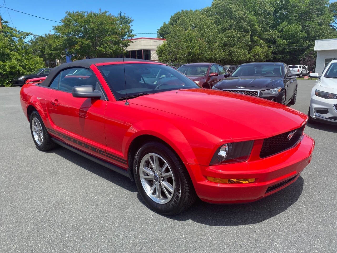 Used 2005 Ford Mustang Convertible RWD image 3