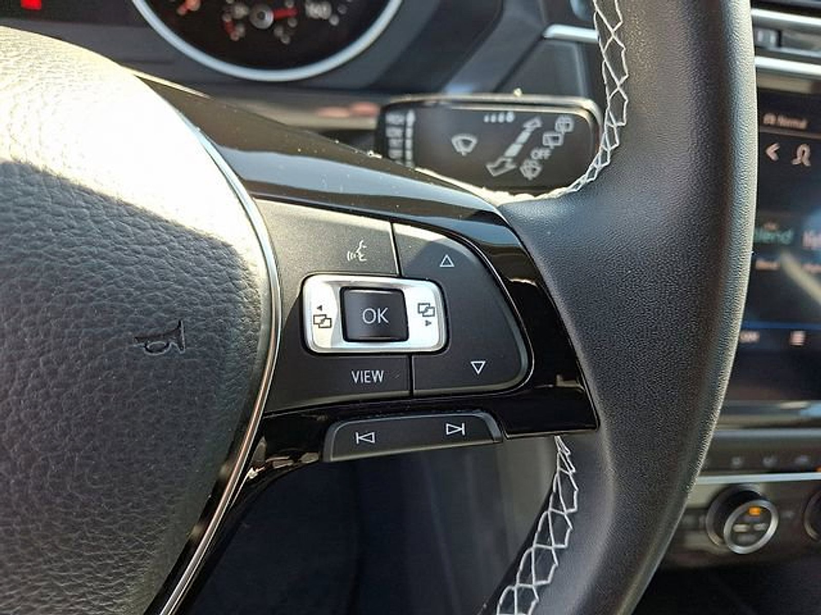 Used 2021 Volkswagen Tiguan SE w/ Panoramic Sunroof Package image 22