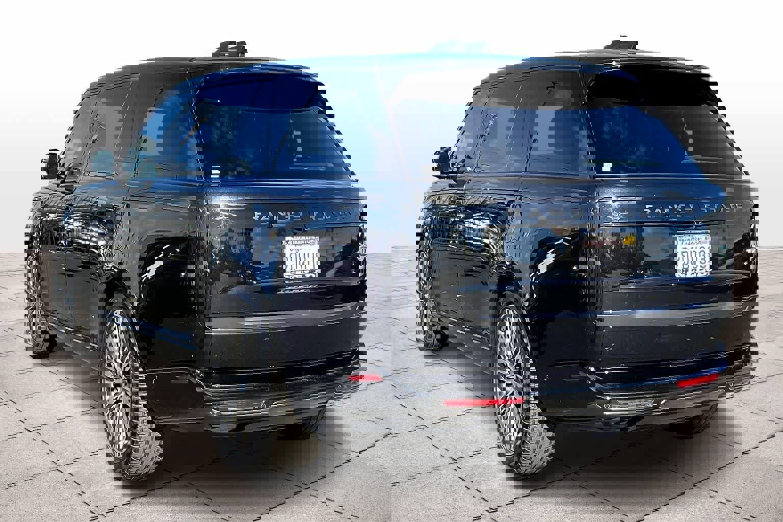 Used 2023 Land Rover Range Rover Long Wheelbase SE image 14