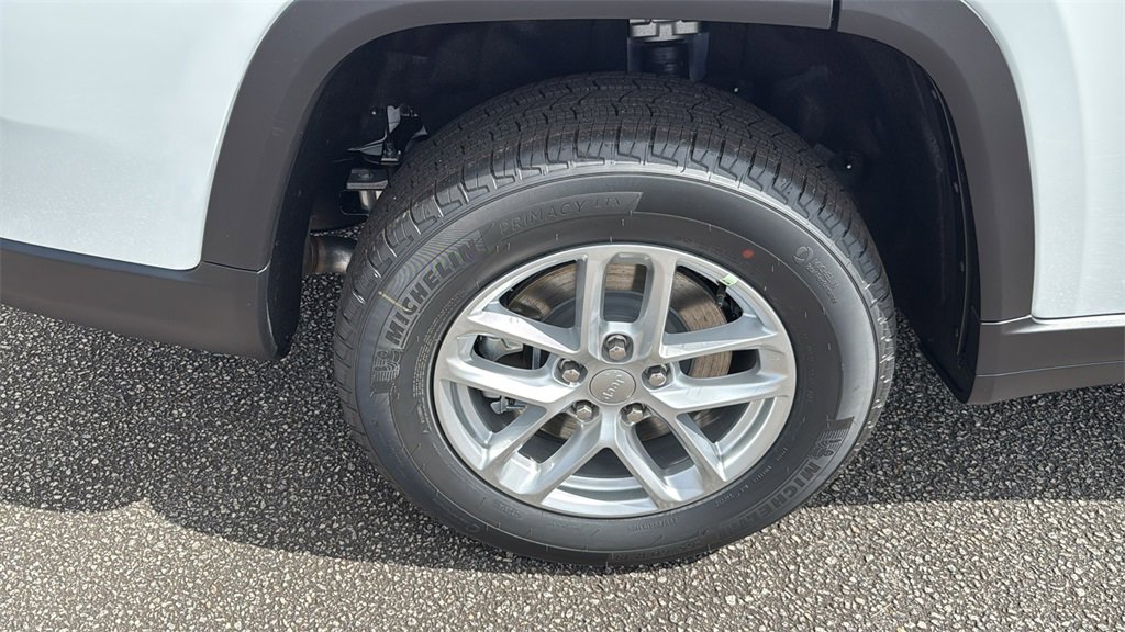 New 2025 Jeep Grand Cherokee L Laredo image 10