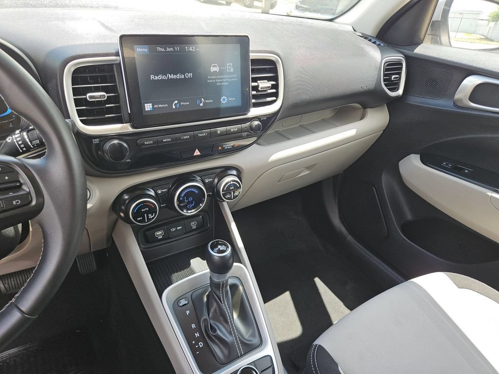 Used 2025 Hyundai Venue SEL FWD image 20