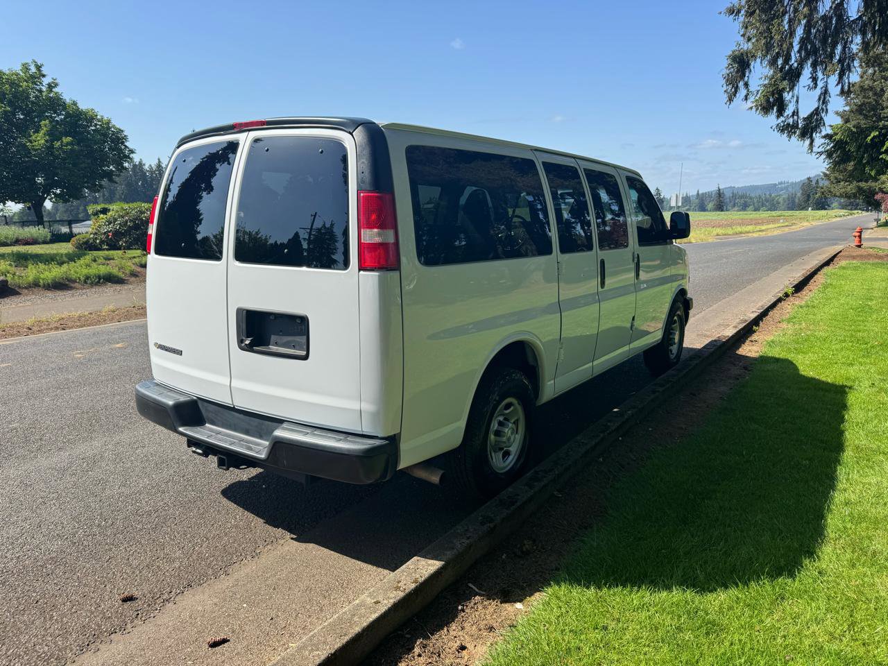 Used 2018 Chevrolet Express 2500 LS w/ Driver Convenience Package RWD image 5