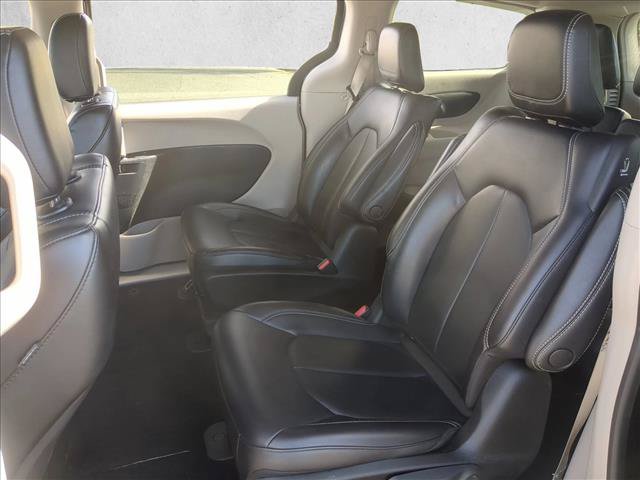 Used 2023 Chrysler Pacifica Touring-L FWD image 18