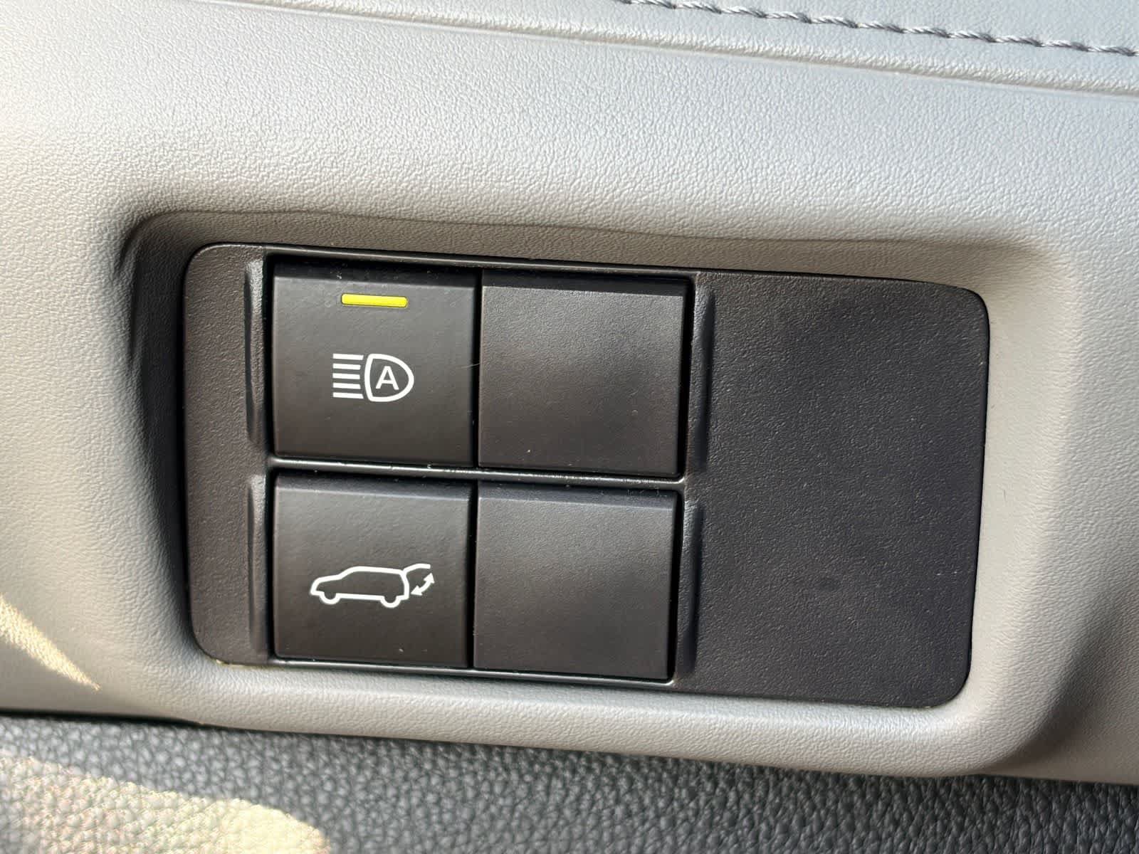Used 2021 Toyota Highlander LE FWD image 18