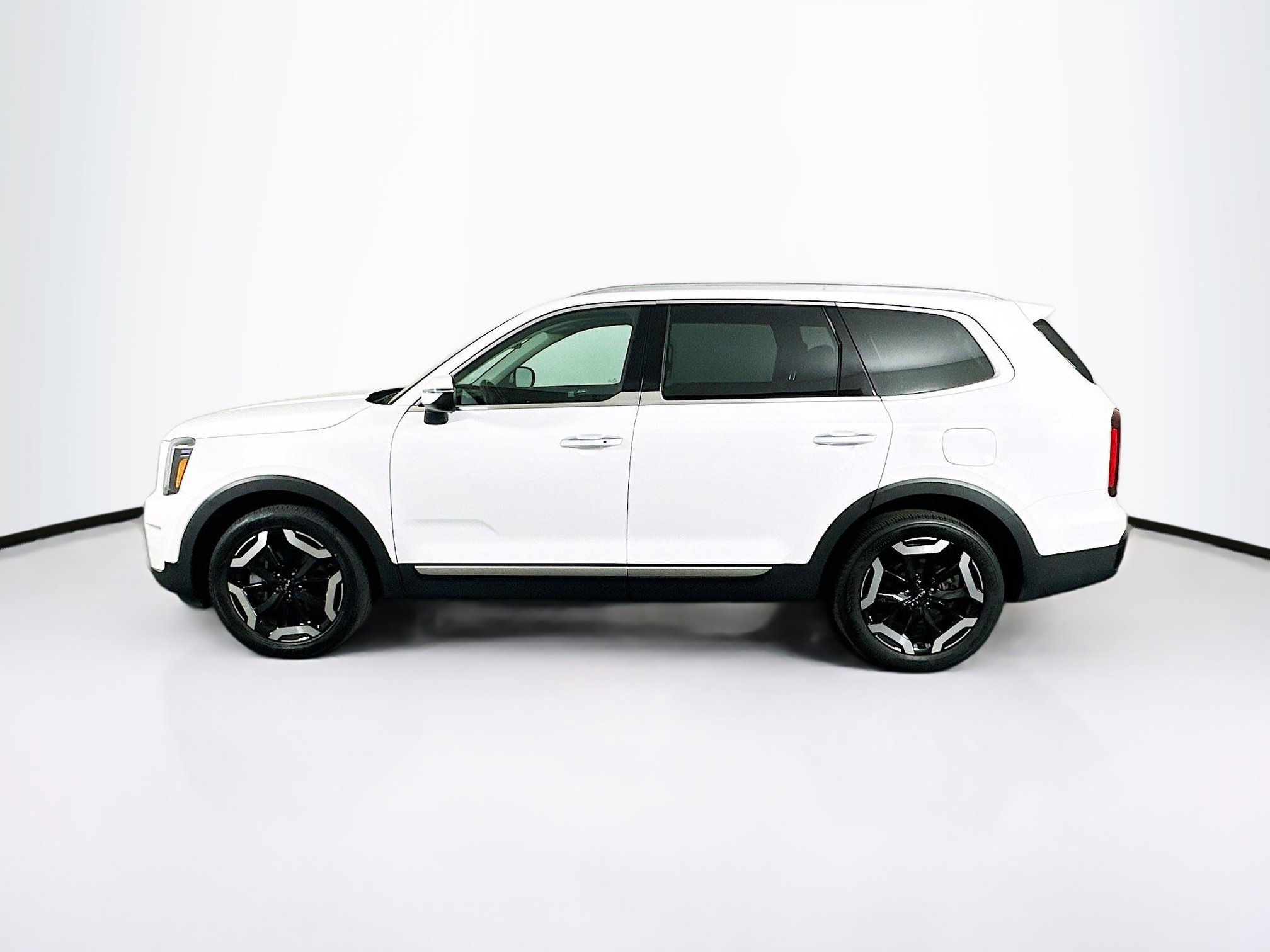 Used 2025 Kia Telluride S FWD image 4