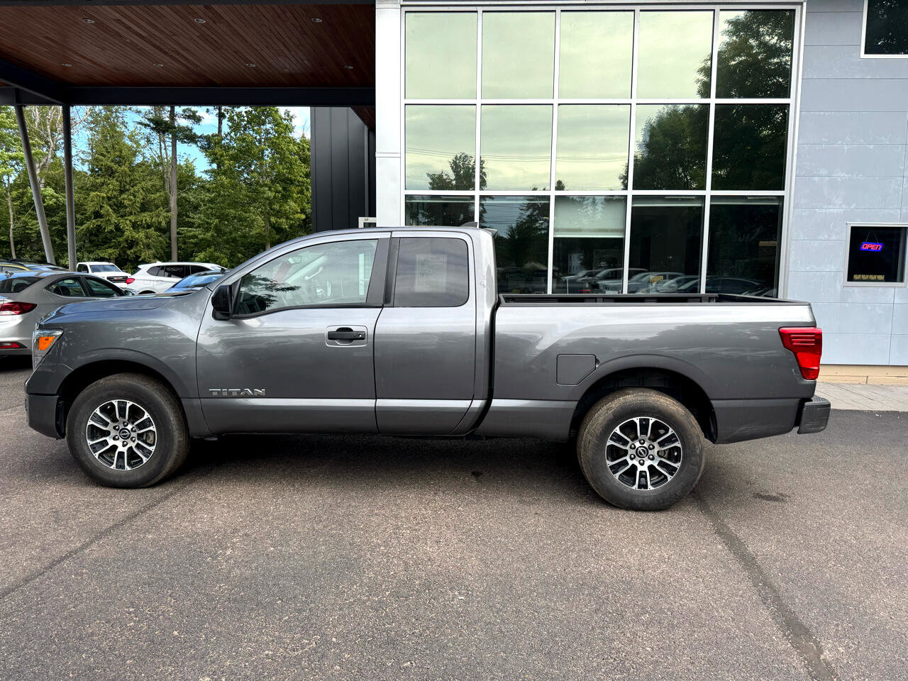Used 2024 Nissan Titan SV image 2