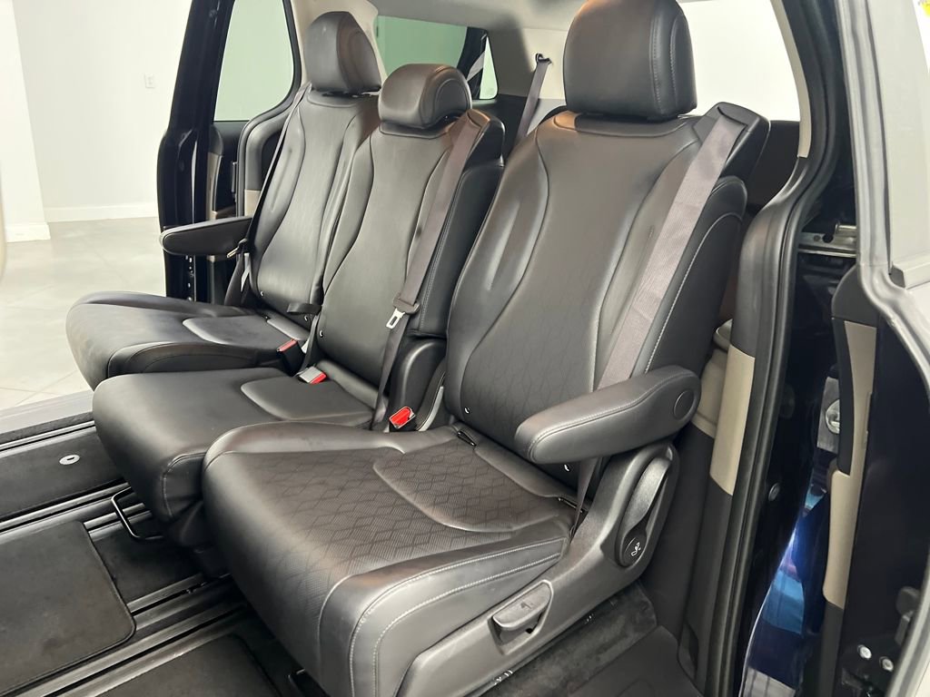 Used 2025 Kia Carnival image 13