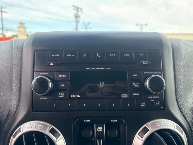 Used 2016 Jeep Wrangler Unlimited Rubicon w/ Connectivity Group AWD/4WD image 10
