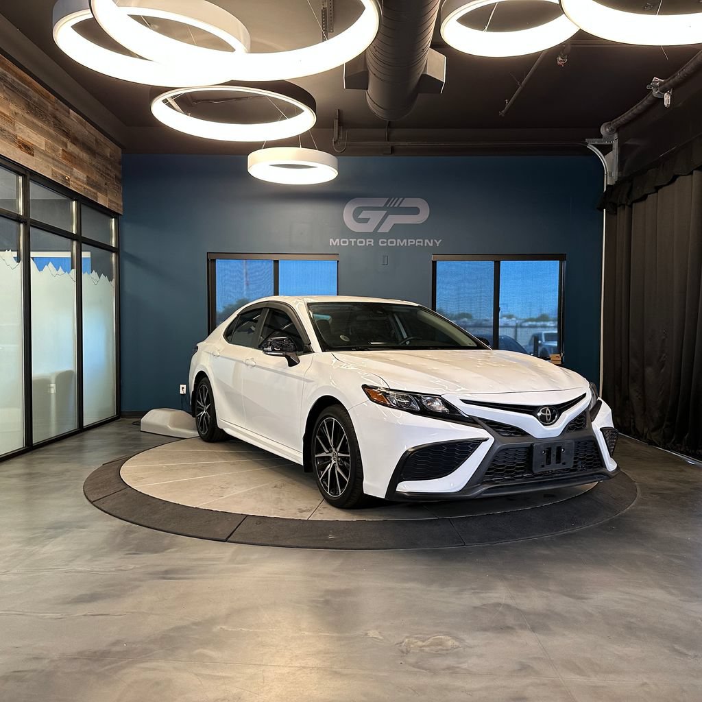 Used 2022 Toyota Camry SE FWD image 1