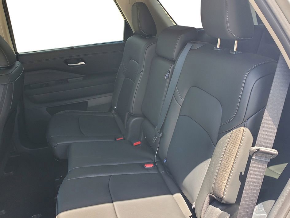 New 2025 Nissan Pathfinder SL w/ Black Appearance Package image 12