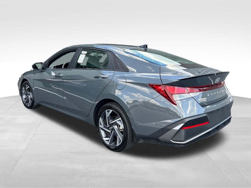 Used 2025 Hyundai Elantra Sport FWD image 3