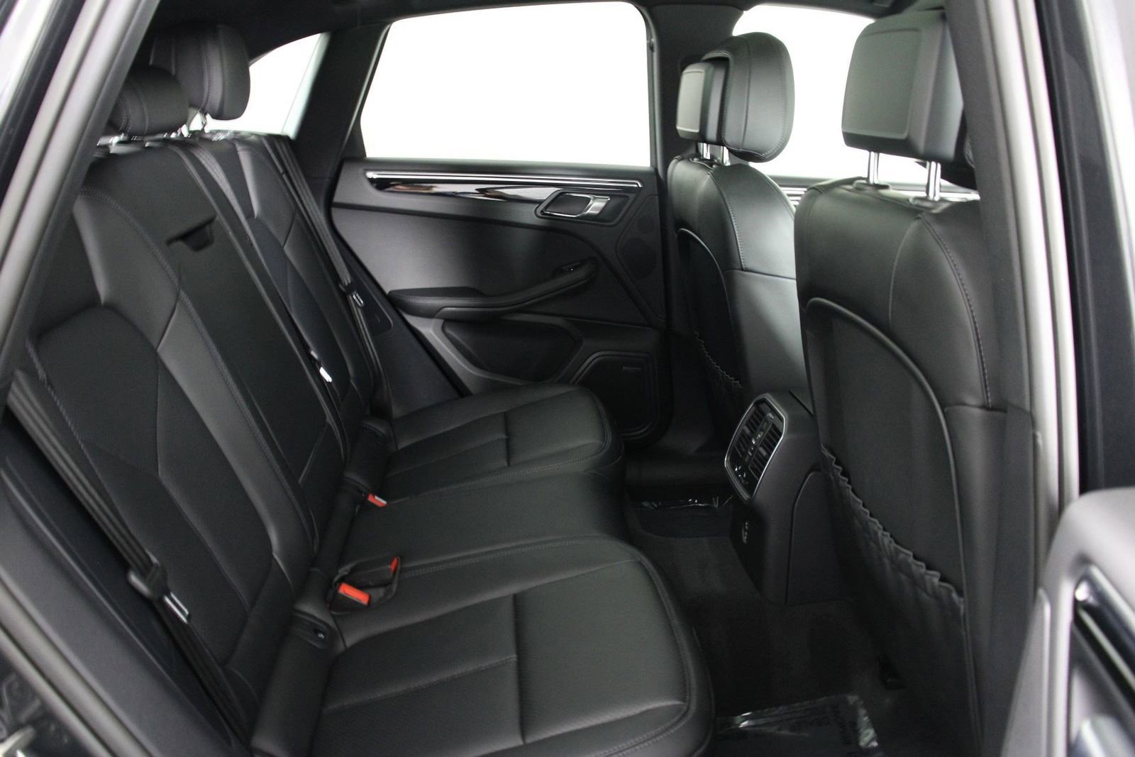 Certified 2025 Porsche Macan AWD/4WD image 32