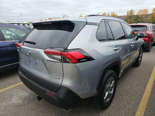 Used 2022 Toyota RAV4 XLE AWD/4WD image 4